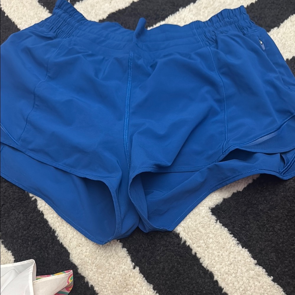 Lululemon High rise 2.5’’ hotty hots